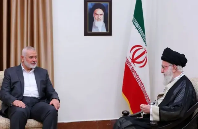 Le chef du Hamas, Ismail Haniya et l'ayatollah Ali Khamenei 