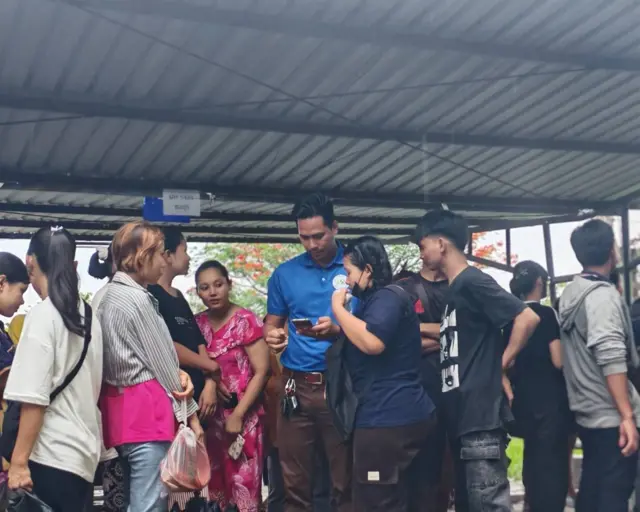 အလုပ်သမား အယောက် ၂၀၀ ကျော်ဟာ ကြိုတင်အကြောင်းကြားတာမရှိဘဲ အလုပ်ထုတ်ခံလိုက်ရပါတယ်