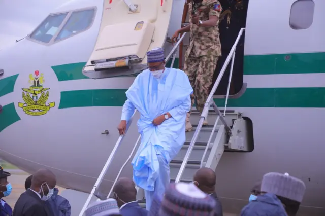 Shugaba Buhari na sauka daga jirgi