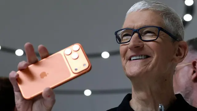 Тім Кук тримає новий iPhone 17 Pro, вересень 2025