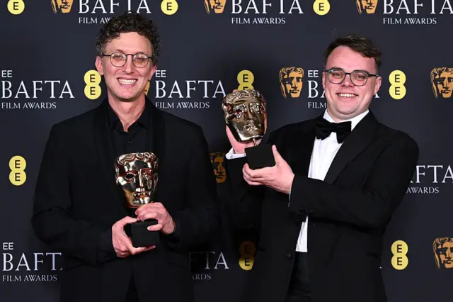 David Borenstein (izq.) y Pavel Talankin sostienen cada uno el Premio al Documental por 'Mr Nobody Against Putin' durante los Premios BAFTA 2026 en The Royal Festival Hall, en Londres, Inglaterra, 22 de febrero 2026.