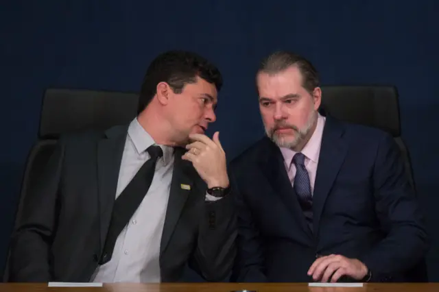 Sergio Moro cochicando com Dias Toffoli