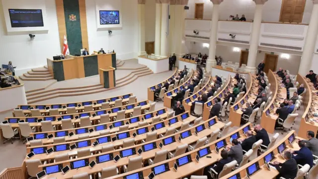 Азыр парламентте башкаруучу партияга каршы чыга турган эч ким жок. Оппозиция 26-октябрдагы шайлоонун жыйынтыгын тааныбай, мандат алуудан баш тарткан