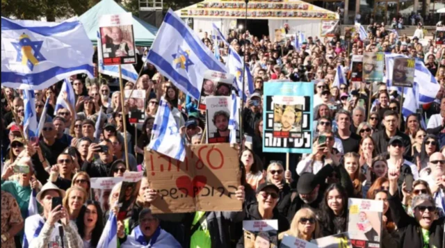 خلک په تل ابیب کې د خوشې کېدونکو اسرائیلیانو هرکلي ته ورغلي. 