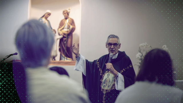 Padre Licio Vale conduzindo missa, observado por fiéis de costas