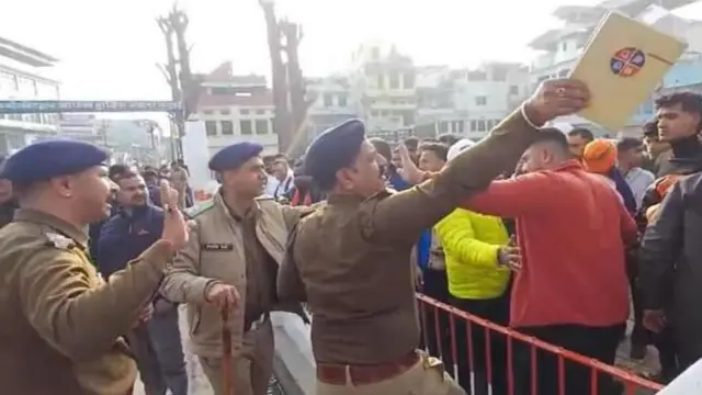 31 जनवरी को बजरंग दल के कई कार्यकर्ताओं ने कोटद्वारा पहुंच कर नारेबाज़ी की.