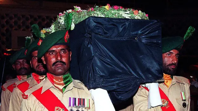 کراچی ایئرپورٹ، 18 جولائی 1999: فوج کے جوانوں نے کیپٹن کرنل شیر خان کی میت کاندھوں پر اٹھا رکھی ہے