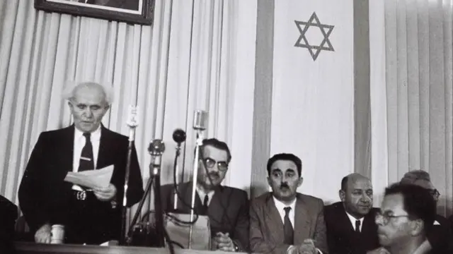 David Ben Gurion Ao lado da Estrelaeu quero jogo da roletaDavid lendo um pedaçoeu quero jogo da roletapapel