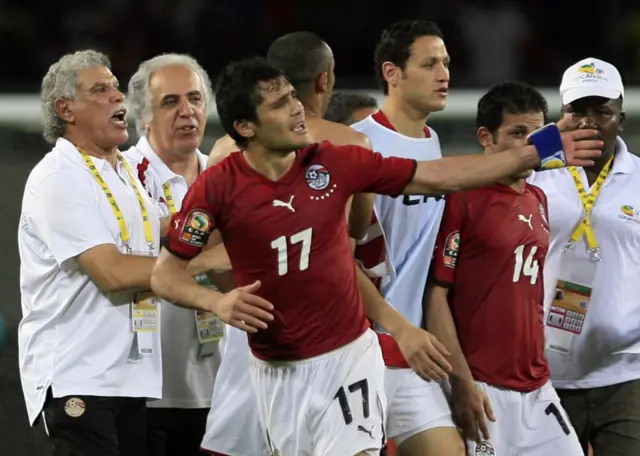 Le sélectionneur égyptien Hassan Shehata (à gauche) célèbre avec son équipe la victoire contre le Nigeria lors du match du groupe C de la Coupe d'Afrique des Nations (CAN2010) au stade Ombaka de Benguela, le 12 janvier 2010. L'Égypte s'est imposée 3-1. 