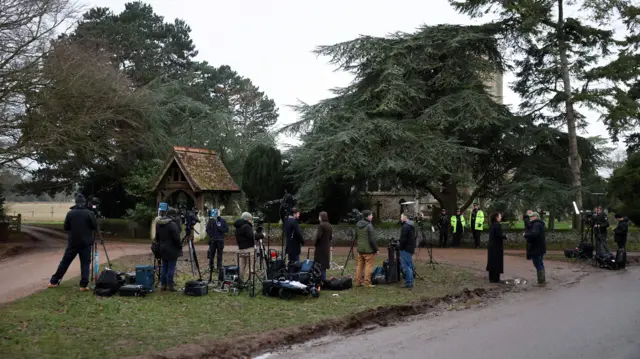 Novinarske ekipe ispred poseda Sandringam