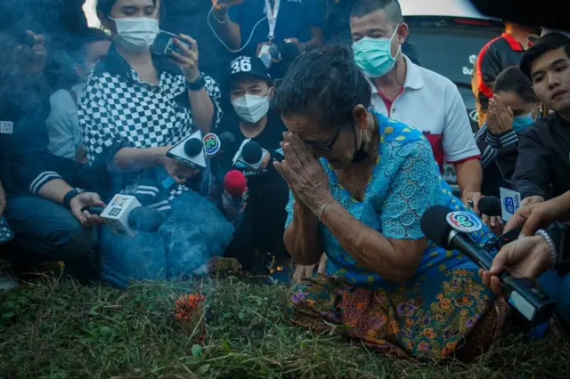 ญาติผู้ประสบภัยจุดธูป 19 ดอกขอให้กรมหลวงชุมพรเขตอุดมศักดิ์ ช่วยให้ผู้สูญหายรอดชีวิต