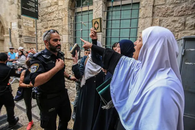 ২রা অক্টোবর (২০২৩) ইহুদিদের আল আকসা মসজিদে প্রবেশের পর ফিলিস্তিনিদের মসজিদে প্রবেশ করতে বাধা দেয় ইসরায়েলি বাহিনী 