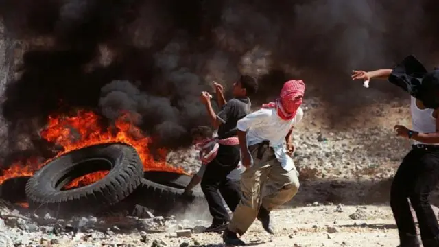 ফিলিস্তিনিদের দ্বিতীয় ইন্তিফাদার সূচনা হয় ২০০০ সালে ইসরায়েলি নেতা অ্যারিয়েল শ্যারনের আল আকসা মসজিদ সফরের পর।