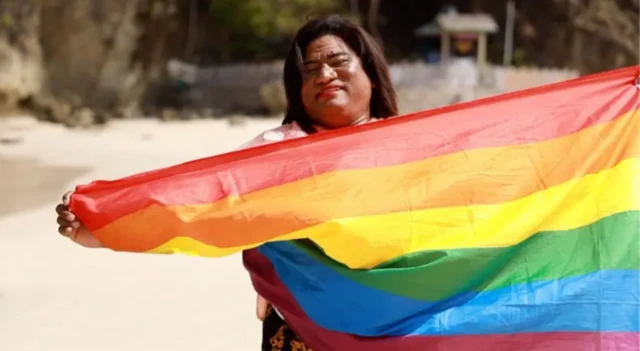 Bunda Mayora memegang bendera pelangi