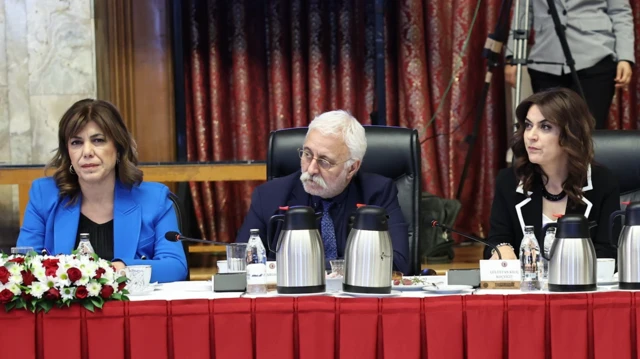 komisyon toplantısında DEM Parti sıraları. En solda mavi elbiseli bir kadın, ortada beyaz saçlı bir erkek ve en sağda yine siyah takımlı bir kadın var