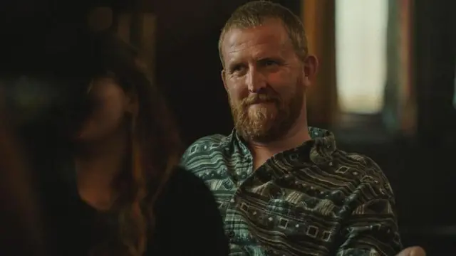 Tom Goodman-Hill dans le rôle de Darrien, le scénariste de télévision qui viole Donny dans l'épisode le plus sombre de la série.