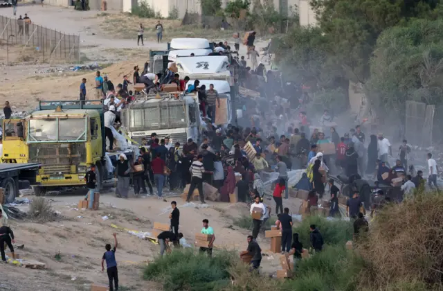 Palestinos asaltan camiones con ayuda humanitaria.