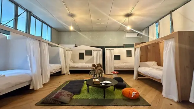 투숙객들은 옛 교실에서 하룻밤을 보낸다