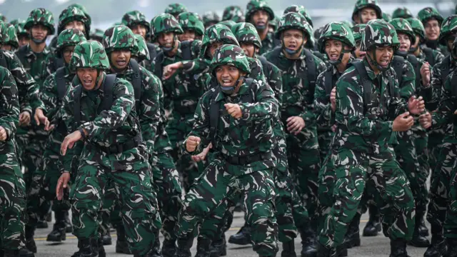 Sejumlah peserta Komponen Cadangan (Komcad) unsur Aparatur Sipil Negara (ASN) dari berbagai kementerian meneriakkan yel-yel usai upacara Pembukaan Latihan Dasar Militer (Latsarmil) Komcad ASN Kementerian di Lanud Halim Perdanakusuma, Jakarta, Rabu (22/4/2026). 
