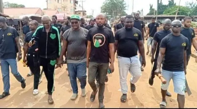 Ihe onyonyoo ahụ gosiri ka ndị ọrụ nchekwa karịrị iri abụọ na ndị bu ụgbọala buldozer na-akụtu ụlọ na mgbidi niile dị be ya bụ Onyeisi ndị “Akaodo”.