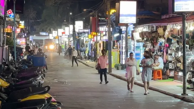 उत्तर गोव्याव्या बागा बिचकडे जाणाऱ्या गल्ल्या जिथं अनेक नाईटक्लब्ज आहेत.