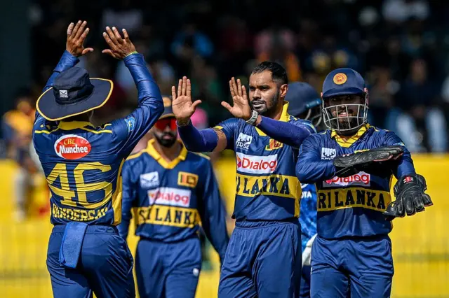 ශ්‍රී ලංකා කණ්ඩායමේ ධනංජය ද සිල්වා ඇතුළු ක්‍රීඩකයින් කඩුල්ලක් දවා ගැනීමෙන් අනතුරුව සතුට සමරමින්.