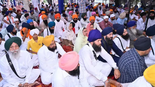 ਅਰਦਾਸ ਸਮਾਗਮ ਦੌਰਾਨ ਬੈਠੇ ਲੋਕ।