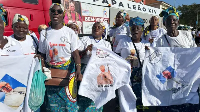 Mgbe ọtụtụ ndị Angola gbakọrọ n'igwe iji zute Pope Leo XIV baịra njem nleta na mba ha.