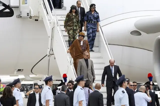 Muhammar Gadaafii eegdota iaa waliin xiyyarairraa waayita bu'u