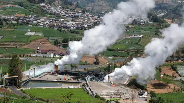 Pemandangan umum embangkit listrik tenaga panas bumi di Banjarnegara, Jawa Tengah, pada 16 September 2024.