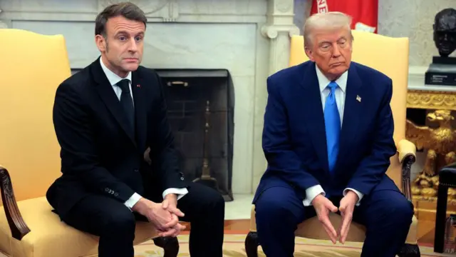 
Rais Macron alikaa karibu na Rais Trump katika Ofisi ya Oval