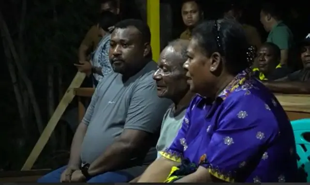 Keluarga mendiang Irene Sokoy saat bertemu dengan Gubernur Papua, pada Jumat (21/11).