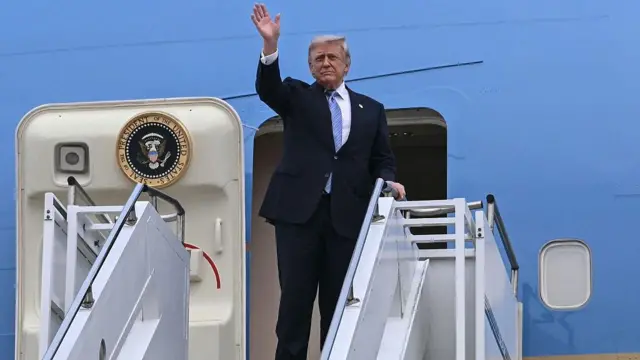 ABD Başkanı Donald Trump, 15 Mayıs 2026’da Washington'a dönüş için Air Force One uçağına binerken el sallıyor. 