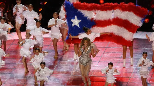 Jennifer Lopez con la bandera de Puerto Rico la suya llevaba el triángulo azul oscuro.