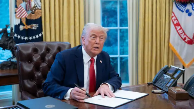 
ဗဟိုအစိုးရဌာနတွေရဲ့ လှုပ်ရှားမှုတွေ အပေါ် ပစ်မှတ်ထားနေတဲ့ တကျော့ပြန် သမ္မတ ထရမ့်