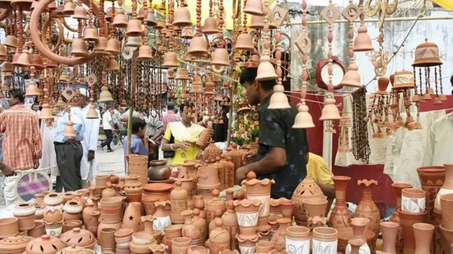 বৈশাখী মেলায় বিভিন্ন ধরনের মৃৎ শিল্প সামগ্রী পাওয়া যায়