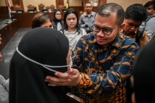 Terdakwa kasus dugaan korupsi pengadaan laptop berbasis Chromebook di Kemendikbudristek tahun 2019-2022 Ibrahim Arief menyapa istrinya usai menjalani sidang putusan di Pengadilan Tipikor, Jakarta, Selasa (12/05).