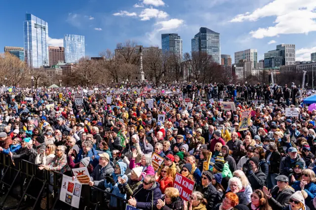 Hàng ngàn người biểu tình tập trung cho Ngày Không Vua tại Công viên Boston Common ở thành phố Boston, bang Massachusetts vào ngày 28 tháng 3 năm 2026. (Ảnh: Finn Gomez/The Boston Globe qua Getty Images)