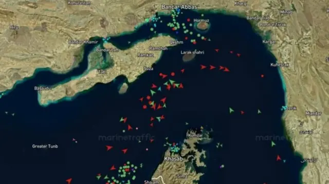 Imagen satelital del estrecho de Ormuz con puntos y flechas rojos y verdes que representan el tráfico marítimo