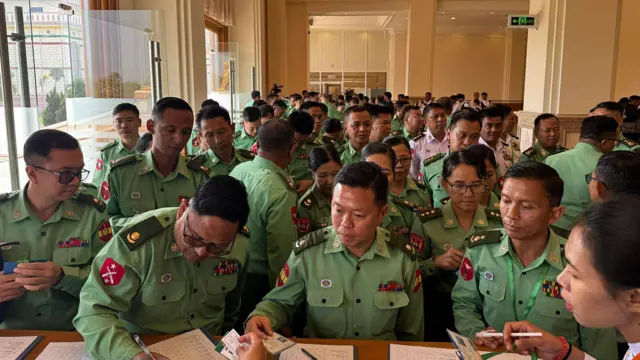 ပြည်သူ့လွှတ်တော်မှာတွေ့ရတဲ့ တပ်မတော်သားလွှတ်တော်ကိုယ်စားလှယ်တွေ