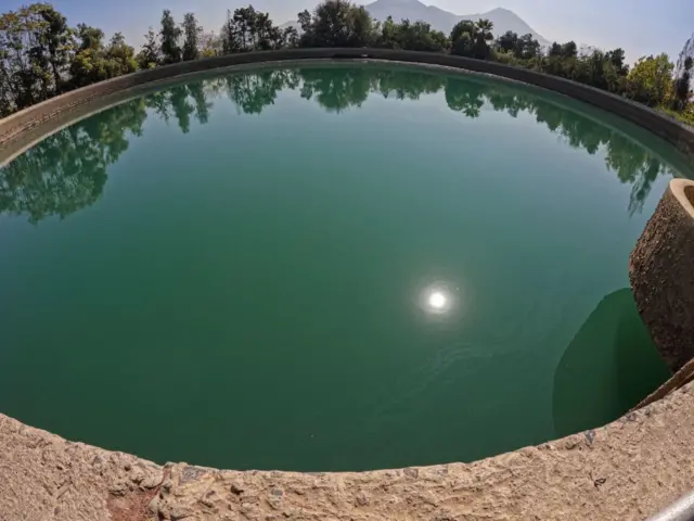 Reflexo do solbônus esportes da sorteum local com água represada