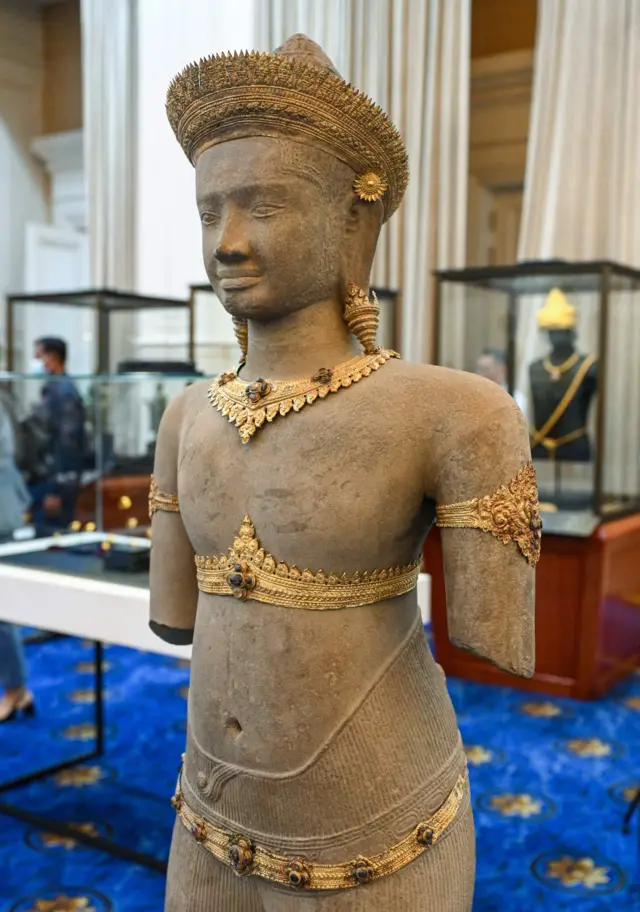 รูปปั้นที่สหรัฐฯ คืนมาเมื่อปีก่อน ประดับด้วยอัญมณีที่ได้คืนจากอังกฤษ