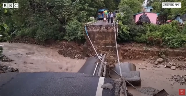 उत्तराखंड में भूस्खलन से क्षतिग्रस्त एक पुल