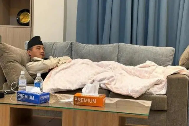 गृहमन्त्री सुधन गुरुङ सोफामै सुतेको अवस्थामा