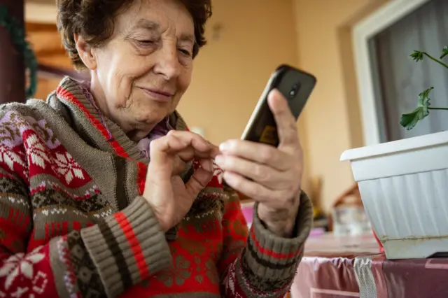 Idosa mexendobetano como baixarcelular