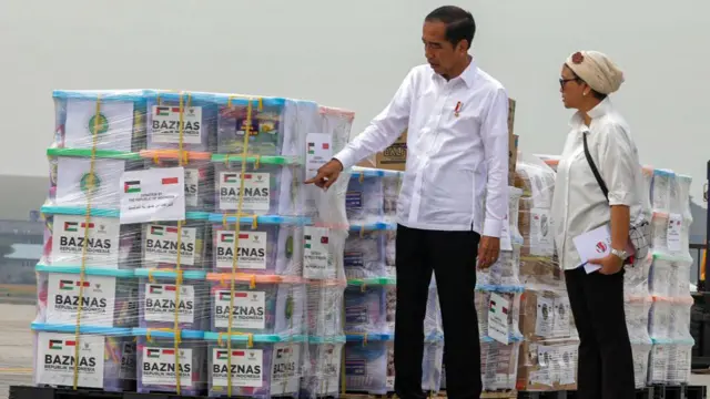 Presiden Indonesia Joko Widodo (kiri) dan Menteri Luar Negeri Retno Marsudi (kanan) meninjau pengiriman bantuan kemanusiaan yang diberikan pemerintah Indonesia kepada rakyat Palestina pada November 2023.