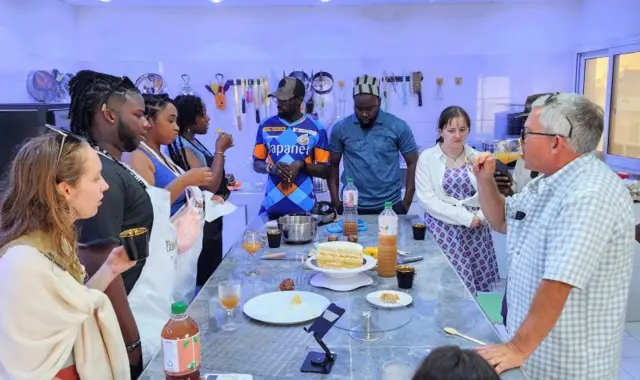 Dans son atelier, Coundoul reçoit des étudiants internationaux venus se former aux techniques de transformation de produits locaux crées par l'artisan.