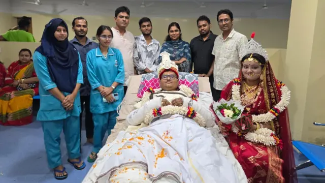 বিয়ের পর স্বজন ও হাসপাতালের স্টাফদের সাথে আনন্দ সাহা ও অমৃতা সরকার। 