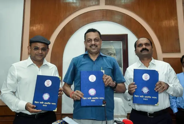 बिहार के अतिरिक्त मुख्य सचिव विवेक कुमार सिंह ने सोमवार को पटना में जाति आधारित जनगणना के आंकड़े जारी किए