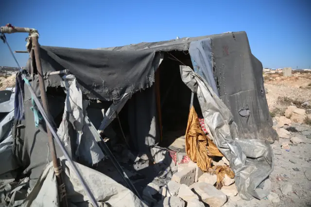 مخيم للاجئين في حي الجامعة لغارة جوية، في مدينة إدلب.